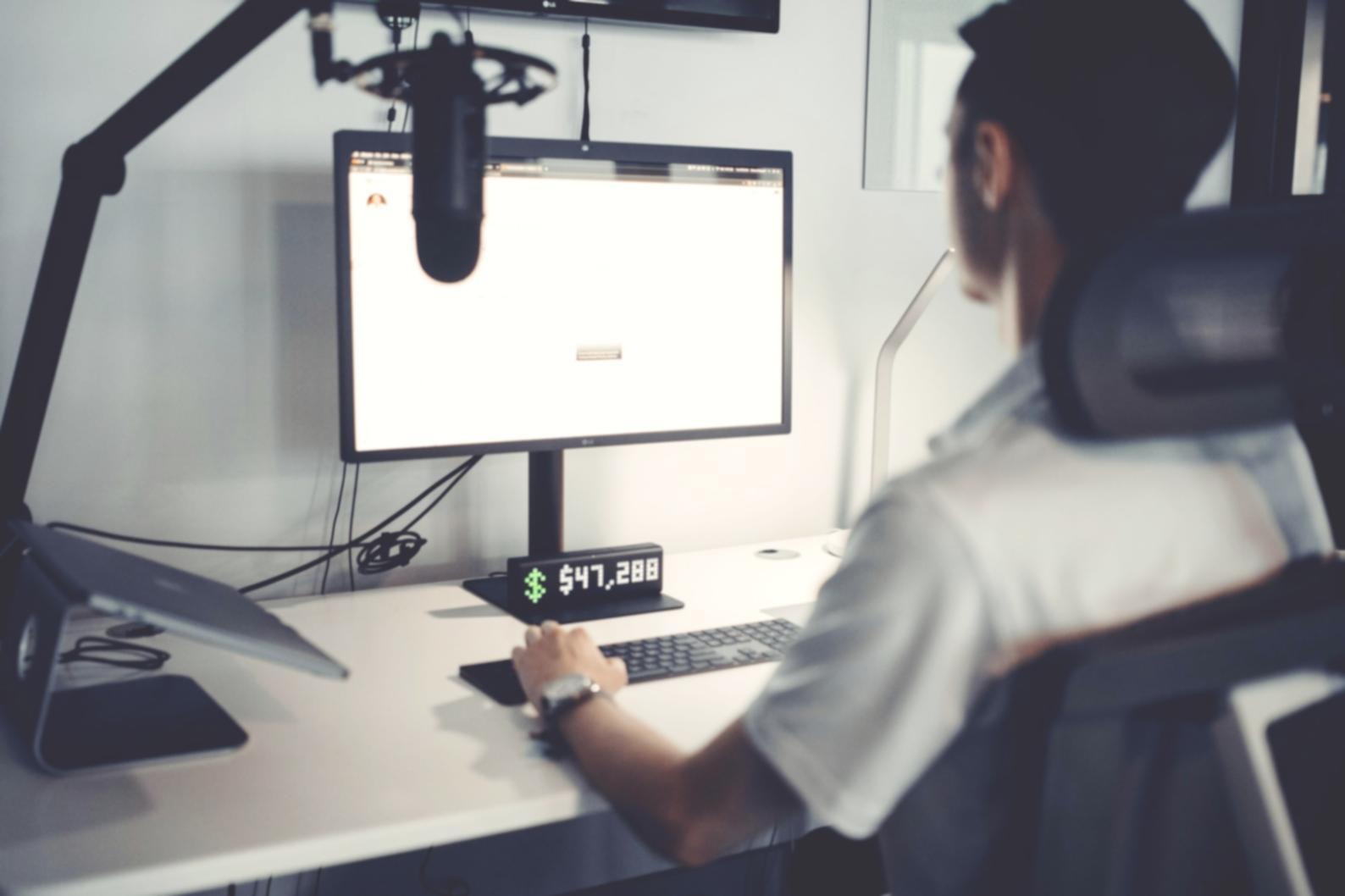 Studenti che lavorano su progetti di game development in aula moderna con postazioni attrezzate