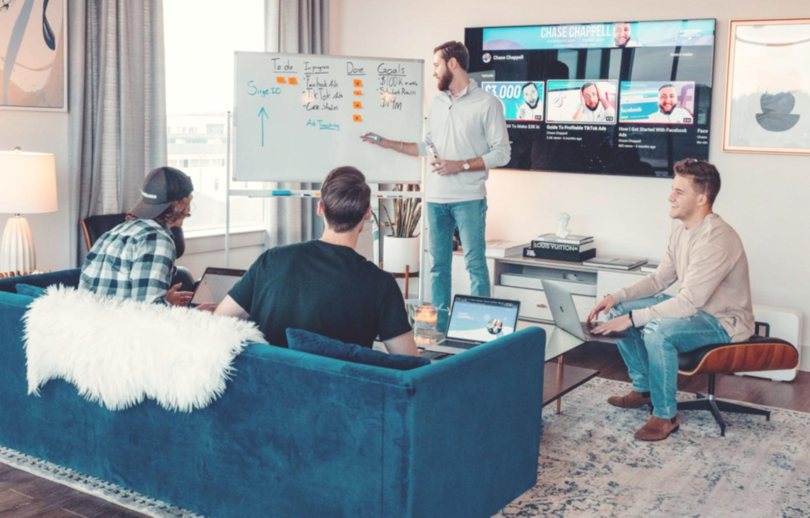 Ambiente di lavoro collaborativo con schermi che mostrano codice e prototipi di giochi